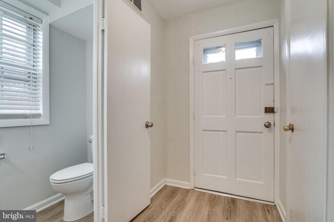 Foto del edificio - 7451 Larne Ln