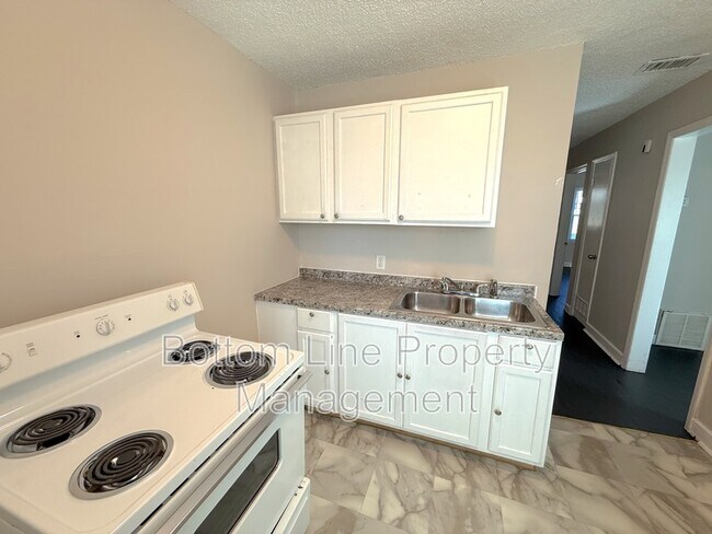 Foto del edificio - 2728 Remington St