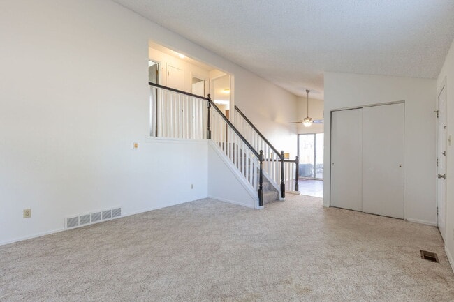 Building Photo - NW Longmont Spacious Tri Level.