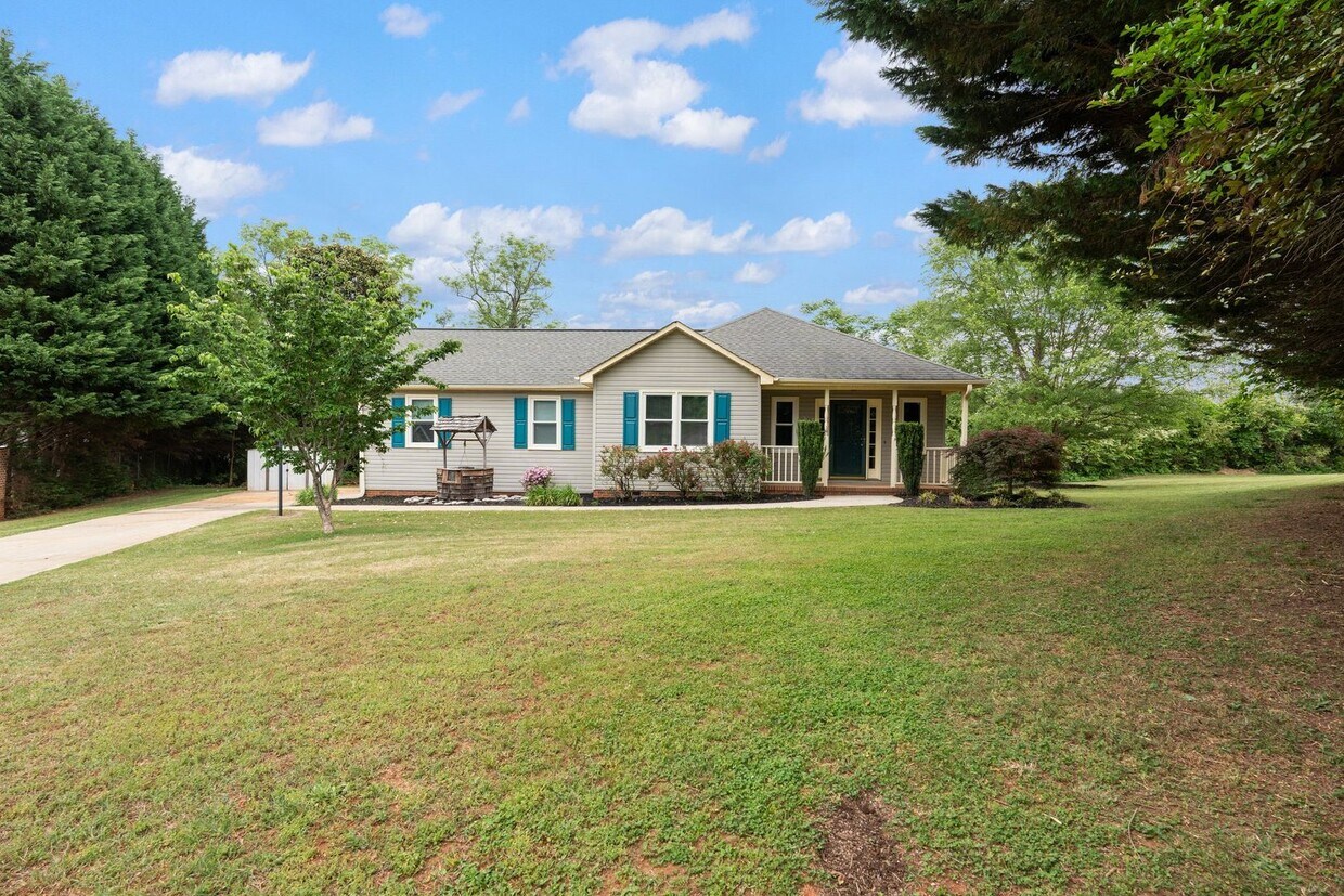 Primary Photo - 3BR, 2BA Ranch Home with 2 Car Garage Situ...
