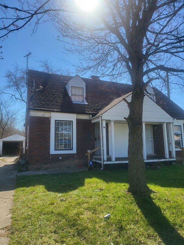 1833018332 Kelly Rd Unit 18332, Detroit, MI 48224 Room for Rent in