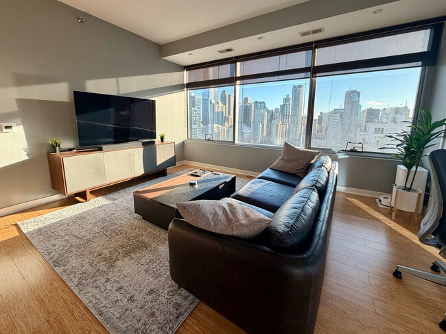 Building Photo - 303 W Ohio St