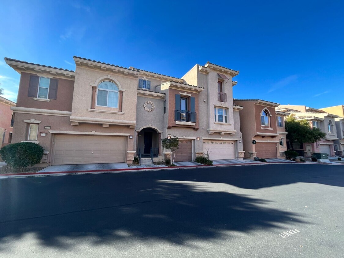 Foto principal - Charming 3 Bed, 3 bath townhome for rent!