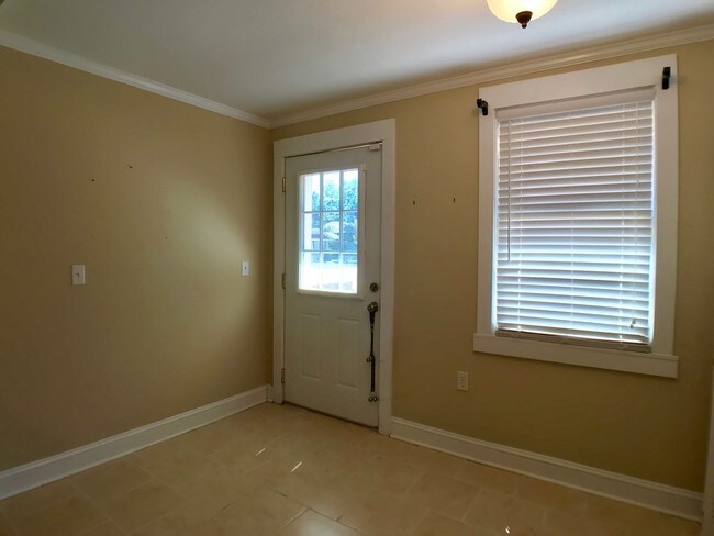 Building Photo - 114 E Pine Grove Ave
