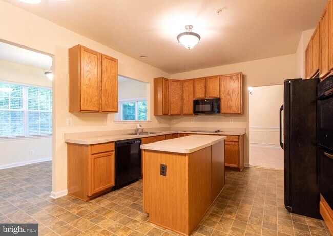 Foto del edificio - 8401 Hollow Tree Ln