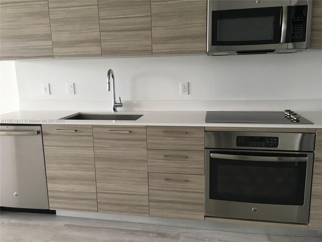 Foto del edificio - 121 NE 34th St