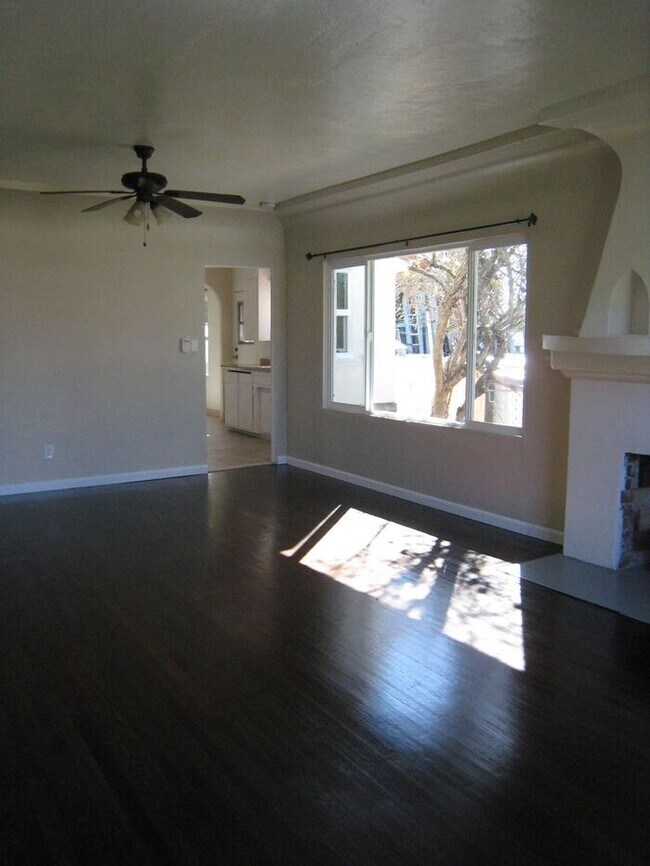 Foto del edificio - Duplex w/ yard and garage!