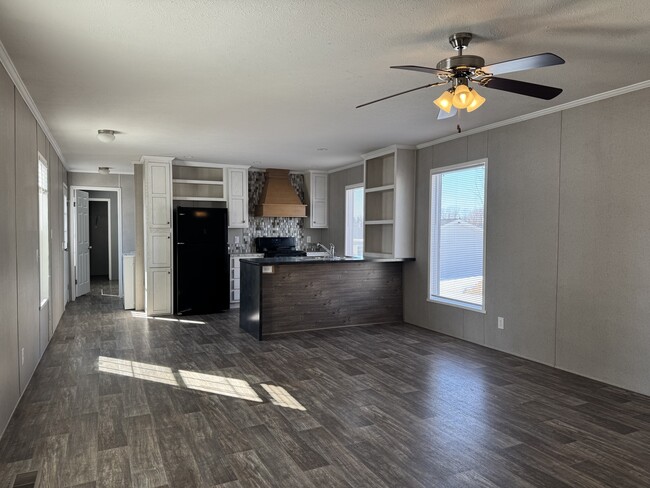 Building Photo - 4484 Goldenrod Dr