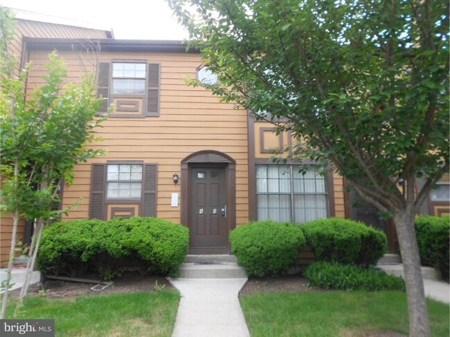Building Photo - 4 Fairway Ct