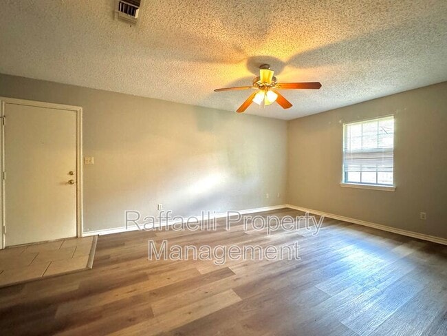 Foto del edificio - 315 Brookwood Dr