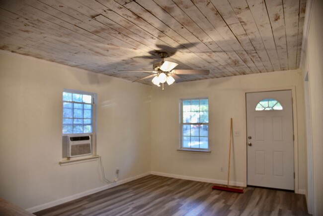 Building Photo - Beautiful 2 Bed Room 1 Bath