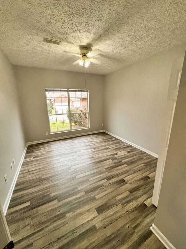 Foto del edificio - Charming NW Knoxville End-Unit Townhouse — 2 Beds, 2 Baths & 2-Car Garage