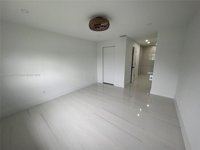 Foto del edificio - 14830 Harding Ln
