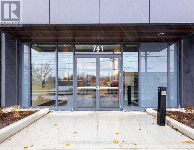 Photo du bâtiment - 741 King St W