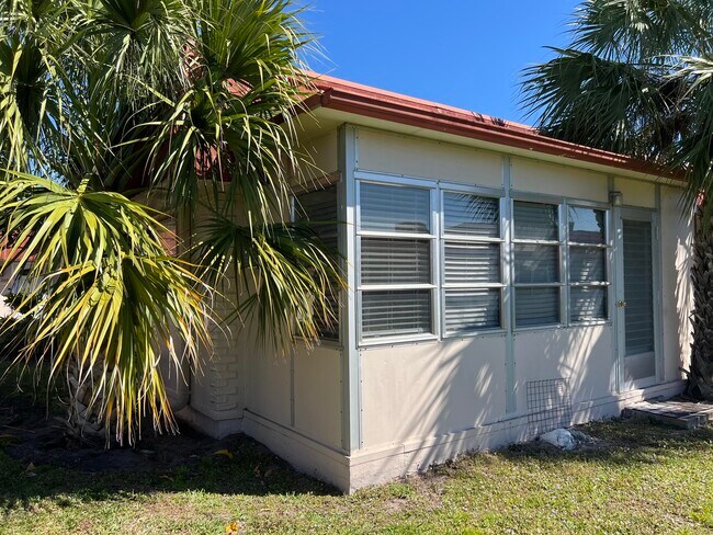 Building Photo - 254 Seville K