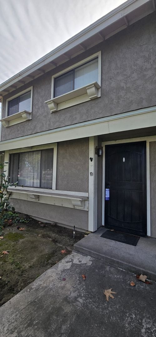 Building Photo - ***COMING SOON***Beautifully Maintained & Convenient Townhome