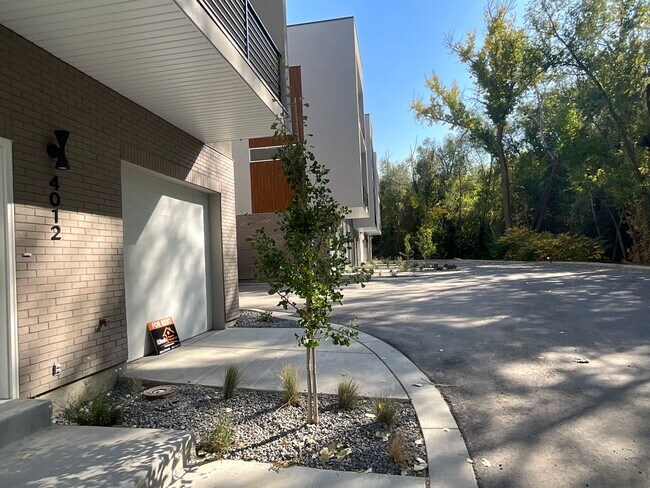 Foto del edificio - 4012 Burch Creek Dr