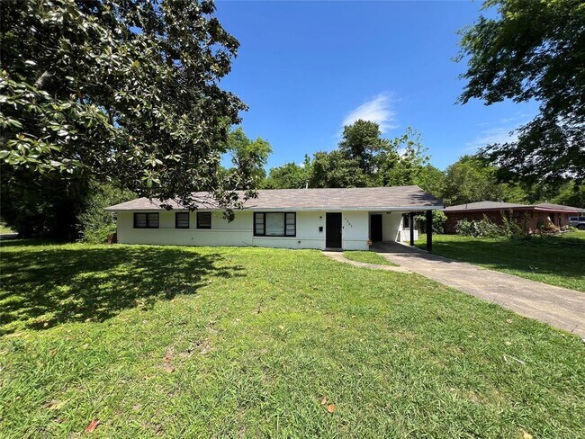 Building Photo - 1301 Beaumont Dr