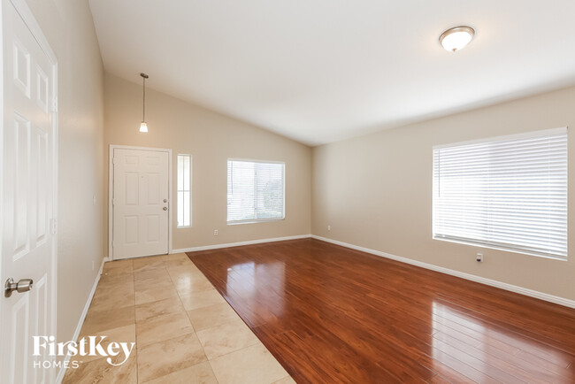 Foto del edificio - 5225 Meadow Rock Ave