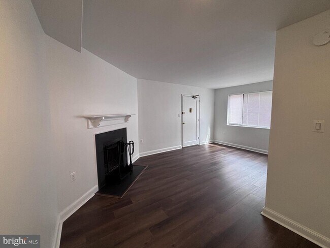 Foto del edificio - 3815 Davis Pl NW