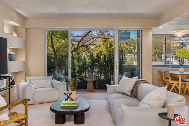 Foto del edificio - 818 N Doheny Dr