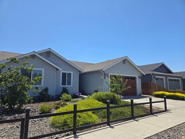Foto del edificio - Recently constructed McKinleyville home fe...