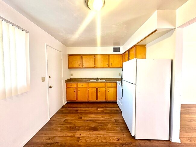 Foto del edificio - $400 Off Move In Special! Spacious 1 Bedroom with Hard Wood Flooring! Community Laundry and Off S...