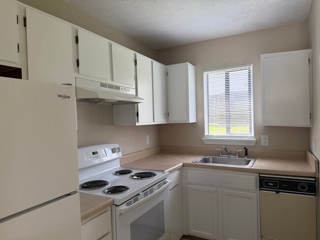 Building Photo - CountryPlace Townhomes off Lakeside Drive
