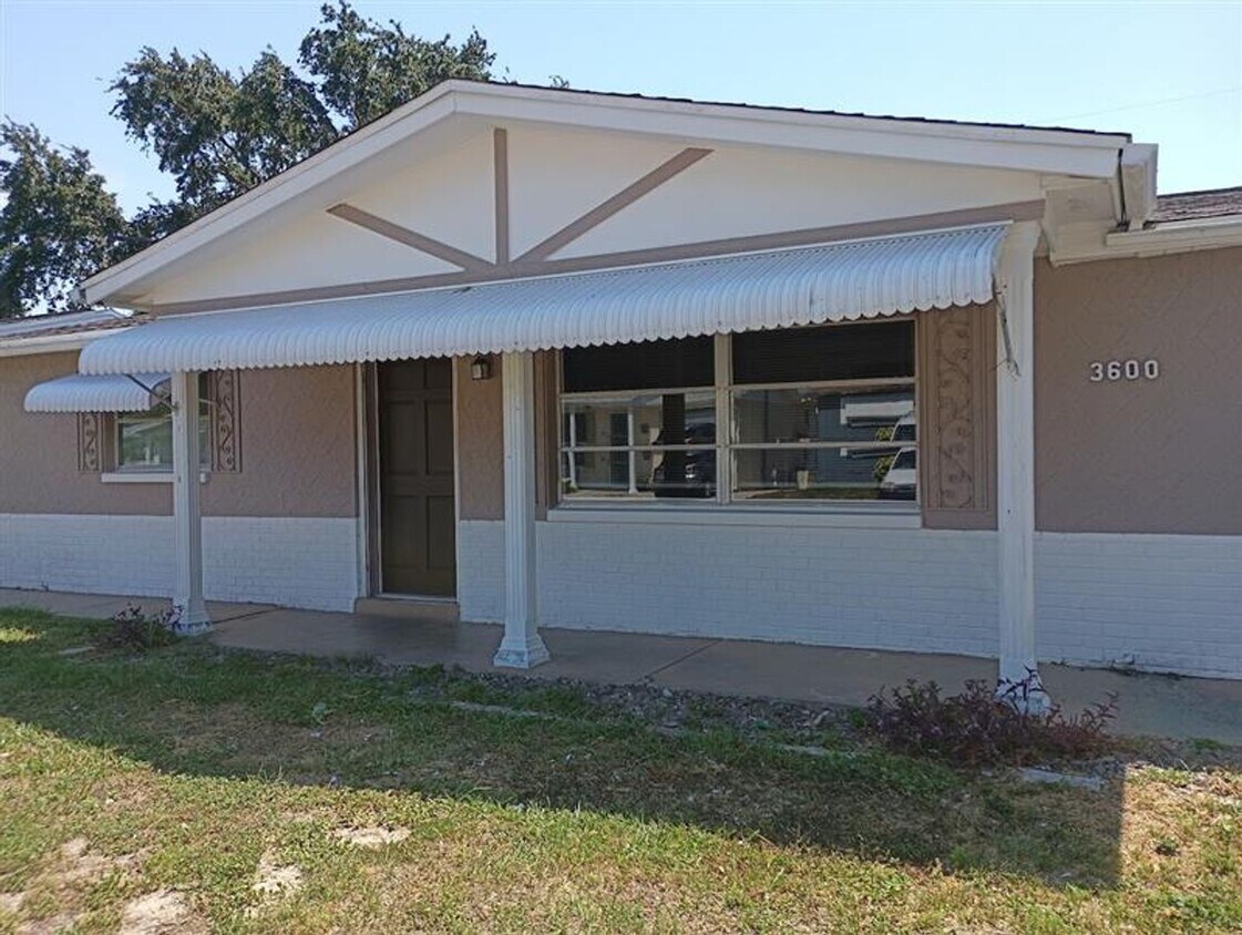 Foto principal - Charming Home with Exquisite Features Near...