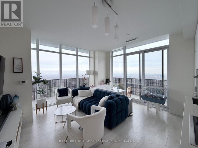 Photo du bâtiment - 8 Eglinton Ave E