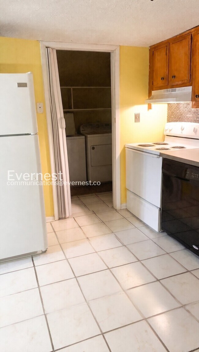 Foto del edificio - 3 Bed, 3 Bath Home with Attached Garage / Pet Friendly / Available Soon!