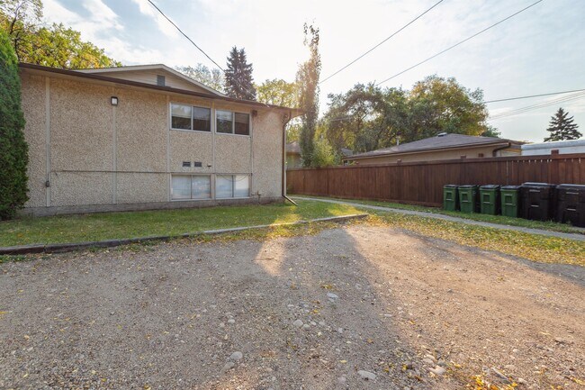 Photo du bâtiment - 6203-6122 122 Ave NW