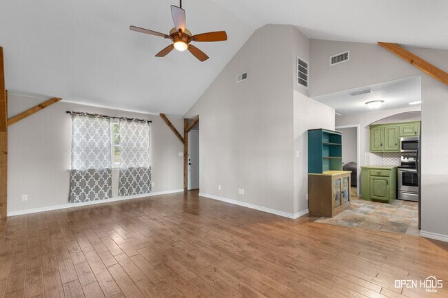 Building Photo - 126 Country Club Dr