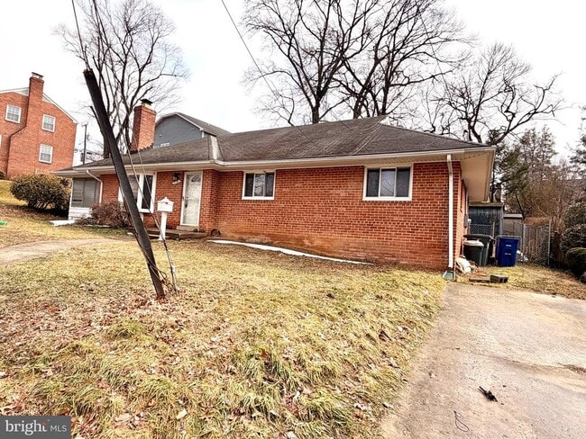 Building Photo - 2121 Patrick Henry Dr