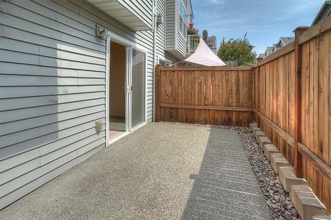 Building Photo - Fabulous Licton Springs Townhome - Green Lake!