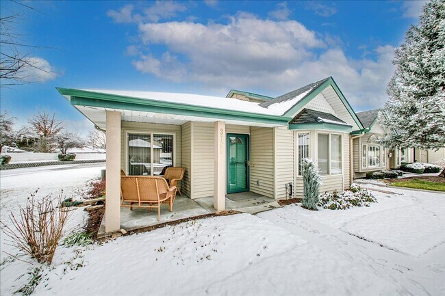 Building Photo - Beautiful Fully Furnished Townhouse in Gar...