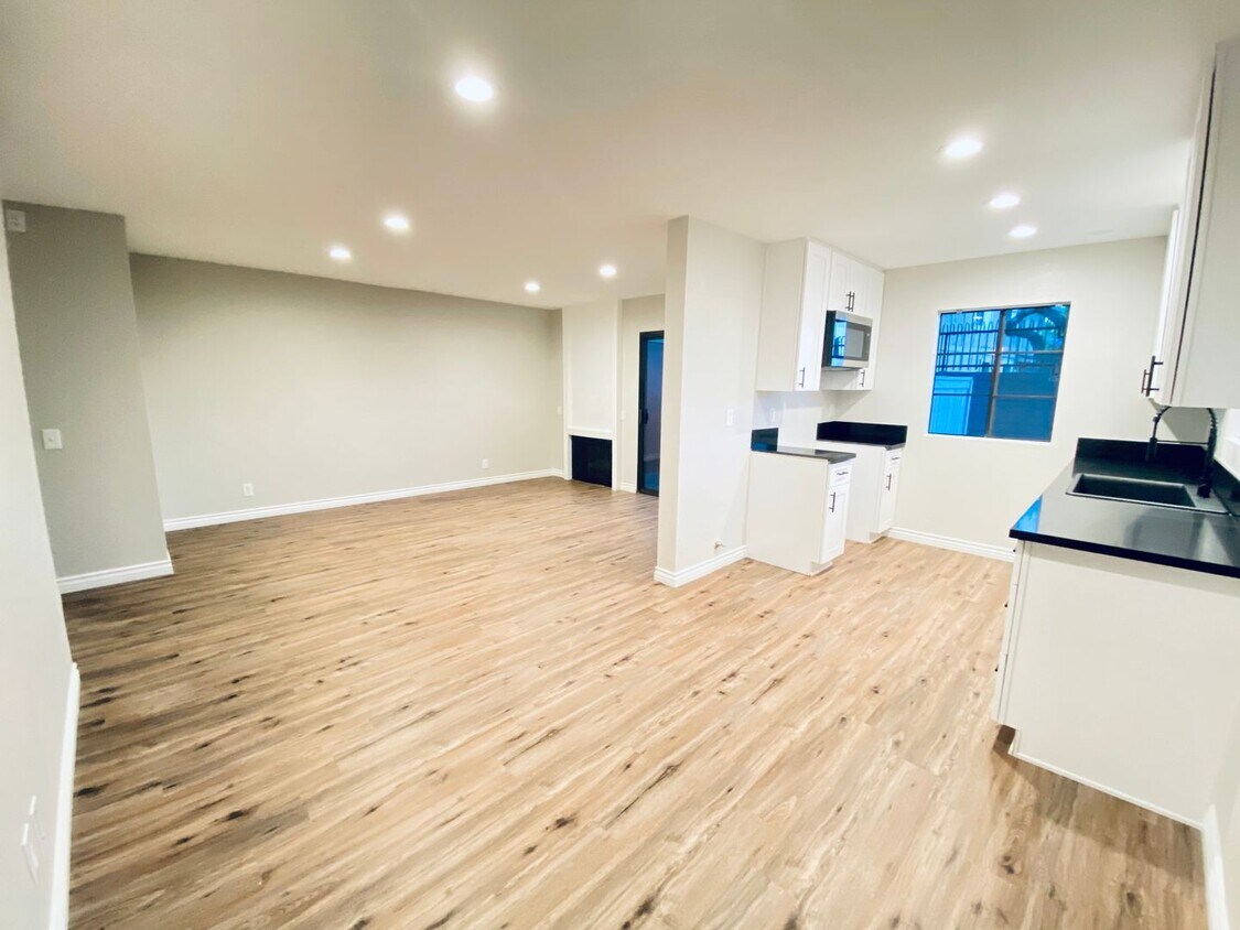 Foto principal - Beautifully remodeled spacious 1 Bedroom r...