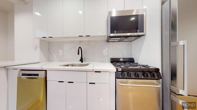 Building Photo - 3 bedroom in Manhattan NY 10003