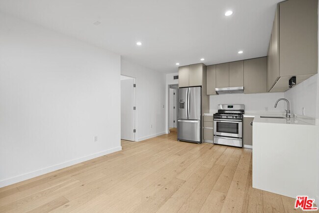 Foto del edificio - 11795 Gateway Blvd