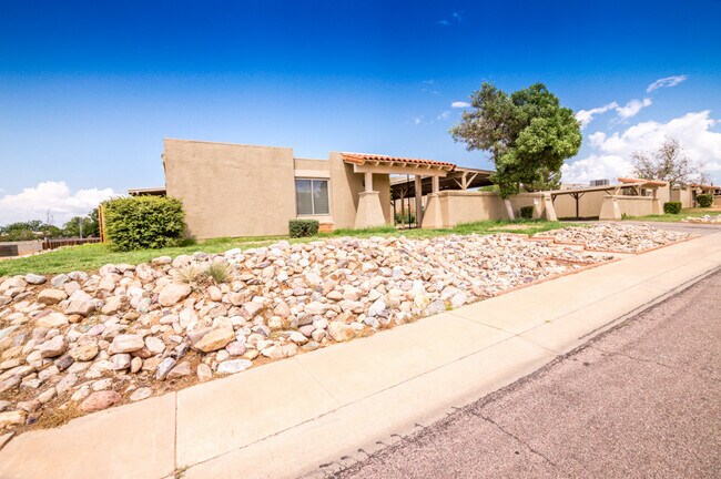 Foto del edificio - Step into this spacious 2-bedroom, 1-bath condo offering 1,000 sq. ft!