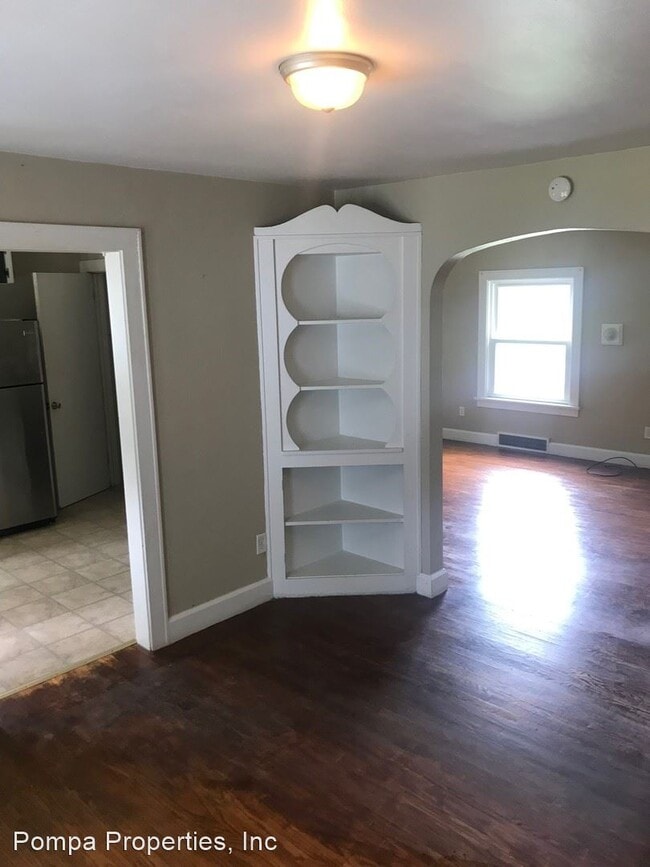Building Photo - 3 br, 1 bath House - 534 N Buhl Farm Drive