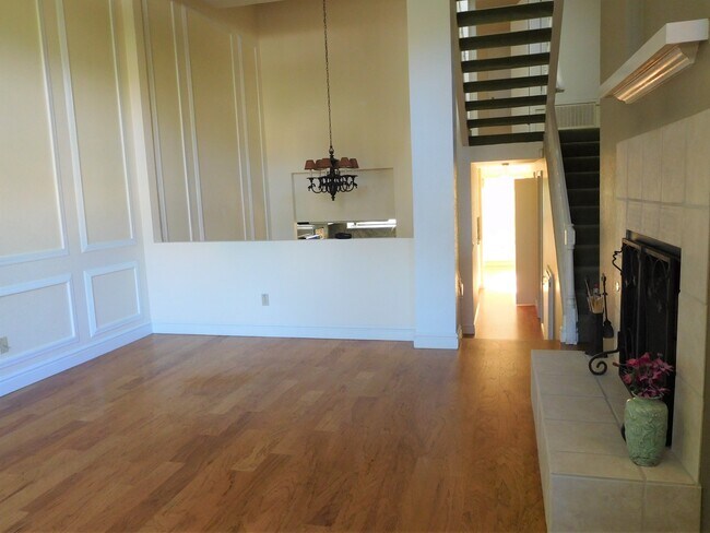 Building Photo - AVAILABLE AUGUST - Windermere Village Town...