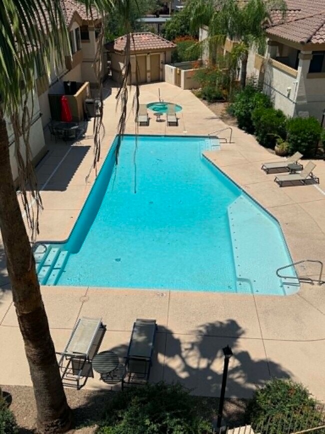 Foto del edificio - 2550 E River Rd