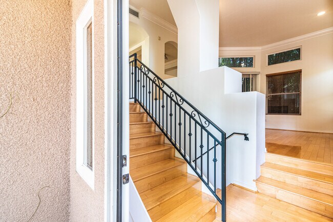 Foto del edificio - Private Updated 3-Bedroom 3-Bathroom Tri-L...
