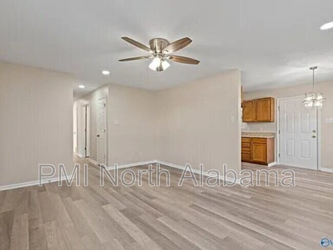 Foto del edificio - 3103 Sonya Dr NW