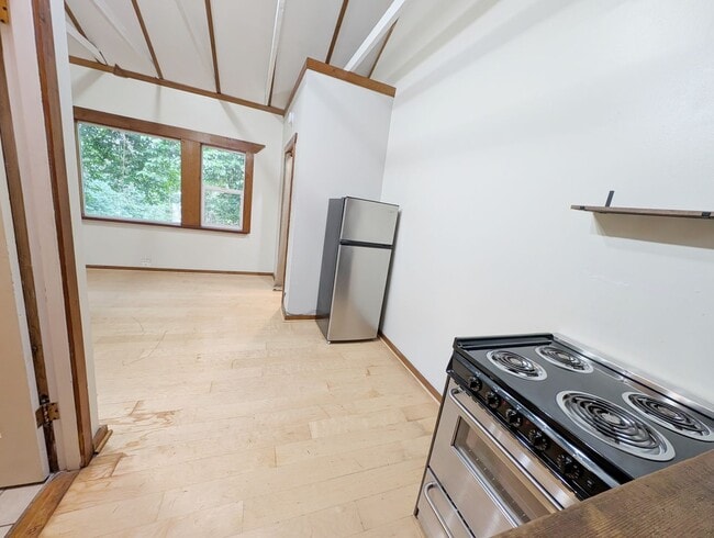 Building Photo - **$150 OFF 1ST MONTHS RENT + FREE APPLICATION FEE!!** Super Cute Studio on Capitol Highway!