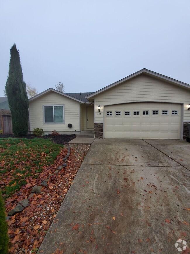Building Photo - 645 NE Whirlwind Dr