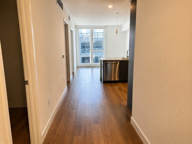 Foto del edificio - 2880 James M Wood Blvd