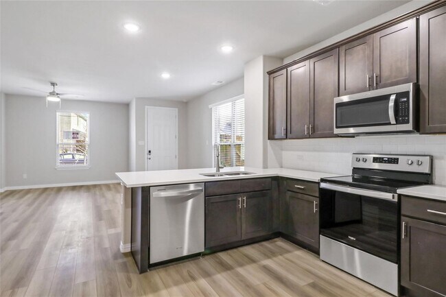 Foto del edificio - Gorgeous Townhouse for rent in North Fort ...