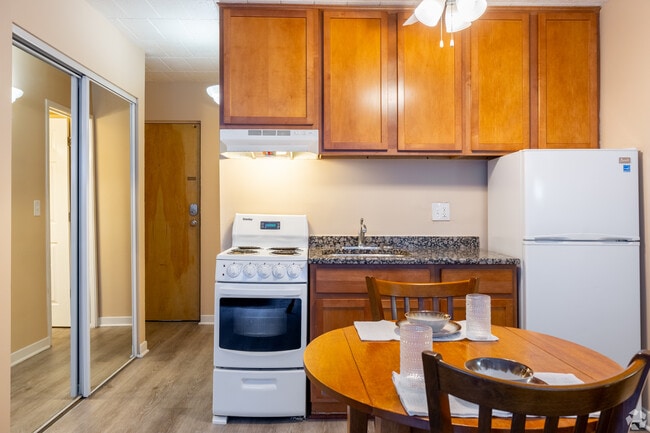 Building Photo - 307 Thompson - Furnished Studios